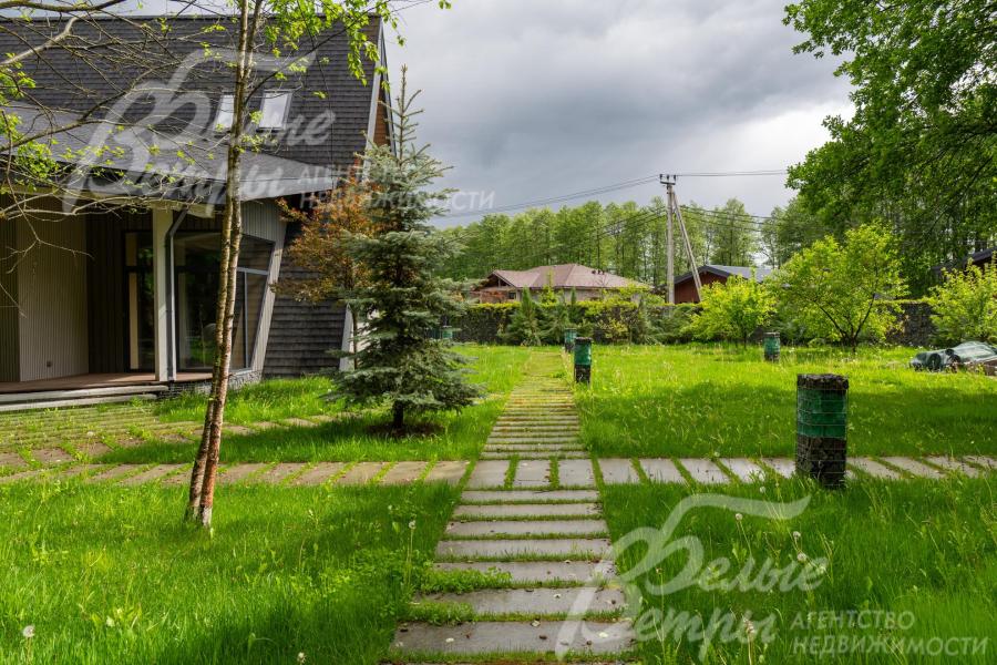 Прилесный угловой участок с ровным рельефом находится на границе коттеджного посёлка в тихой приватной живописной зоне


