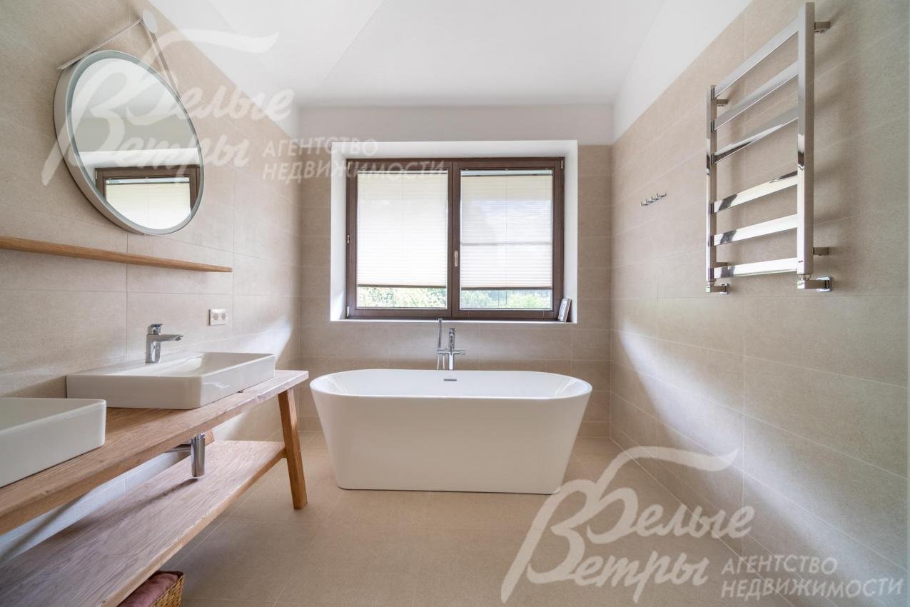 Ванны в санузлах при мастер-спальнях - с отдельно стоящим смесителем, установлены у большого окна