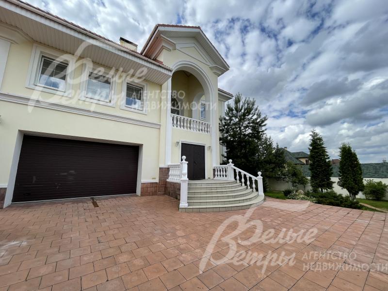 Классические балюстрады ограждают крыльцо, террасы и лоджии