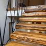 Дубовые ступени лестницы.