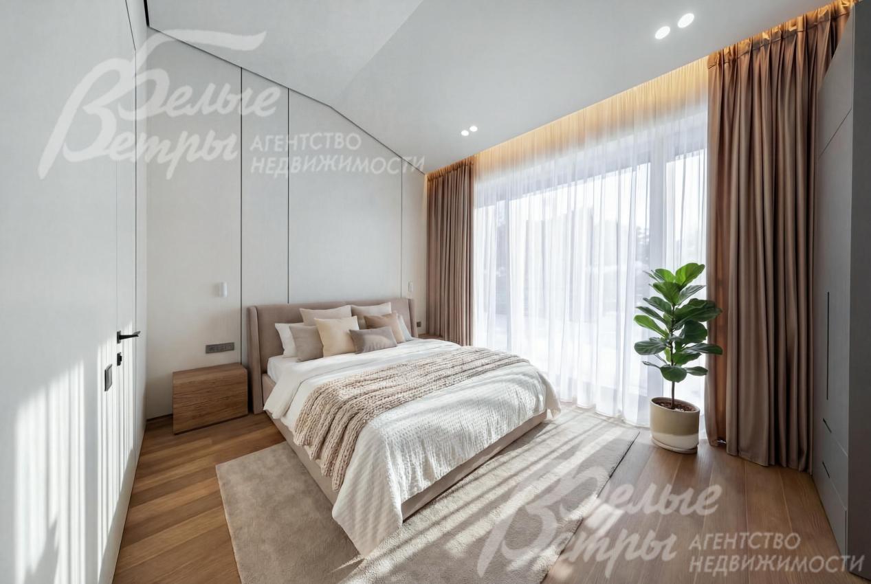 В доме 3 спальни со своими санузлами и гардеробными