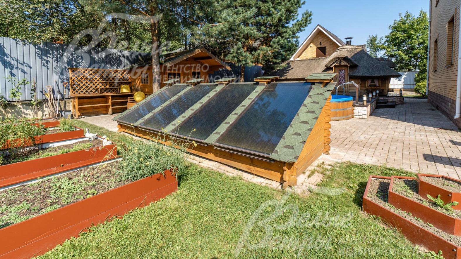 Солнечные коллекторы, от которых нагревается бассейн 