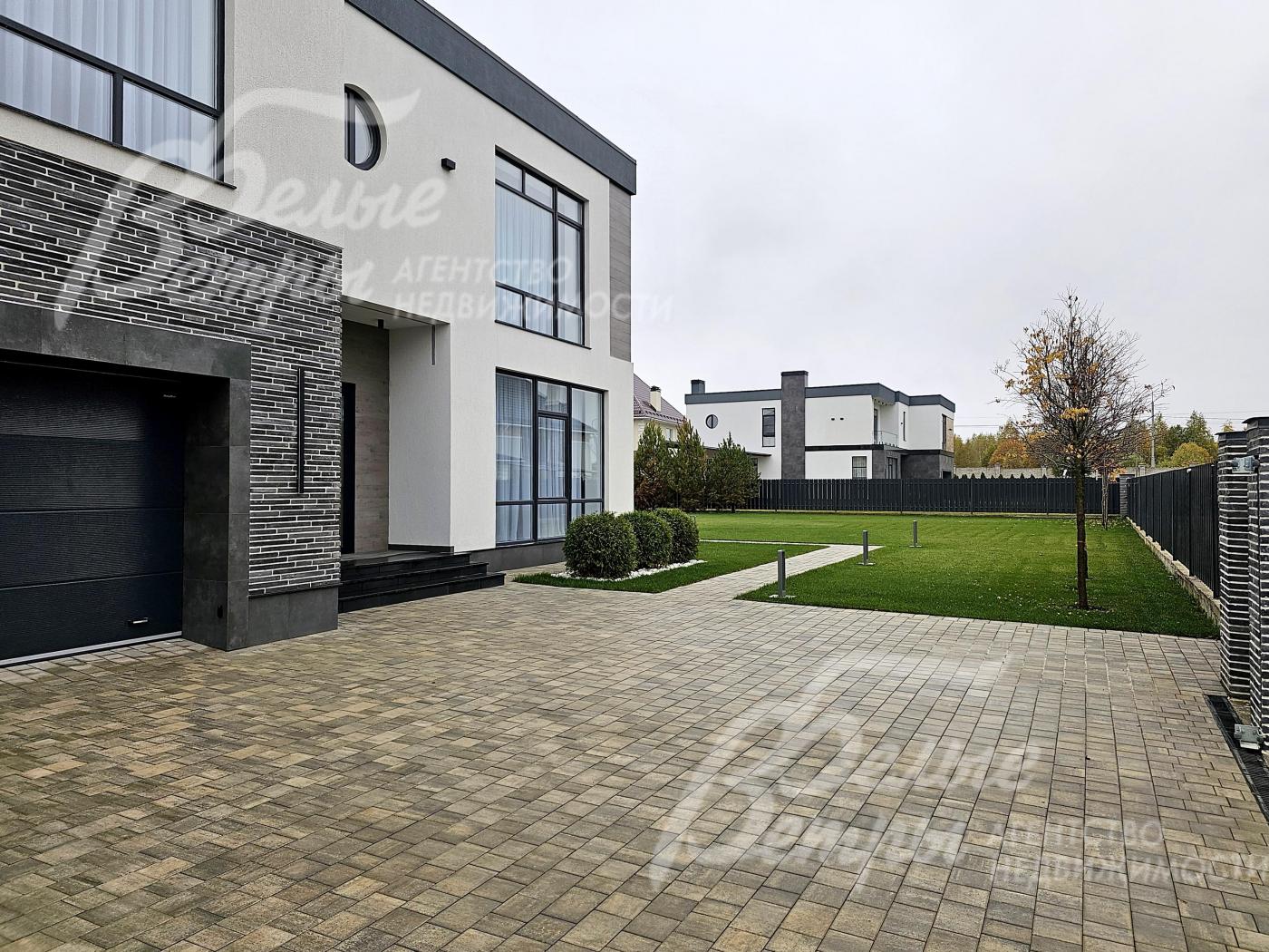 Перед домом есть парковка на 4 автомобиля, выложенная брусчаткой на бетонном основании