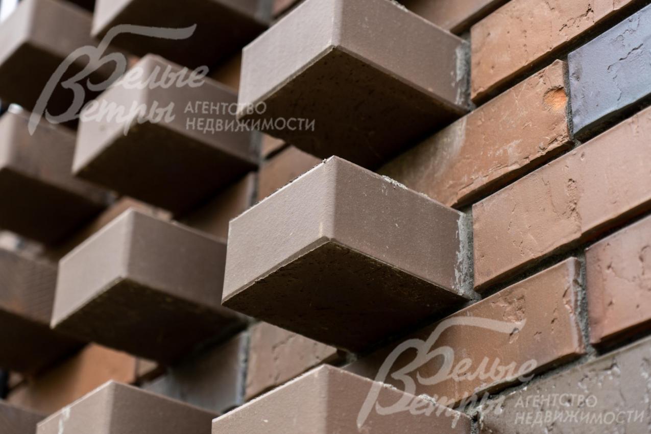 В отделке внешних стен преобладает облицовочный кирпич