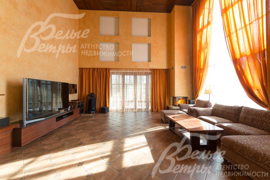 В гостиной ТВ большой диагонали (более 2м) и элитная звуковая система