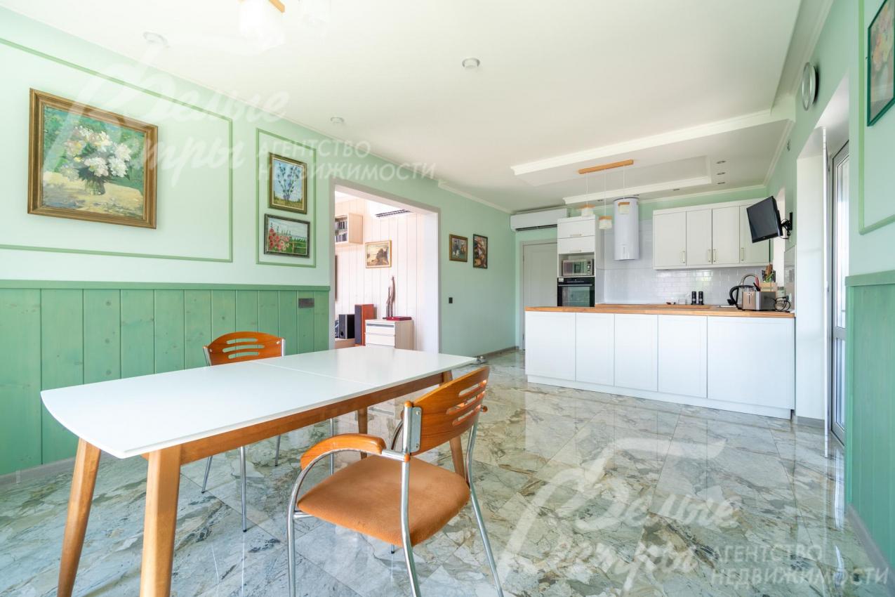 В кухне-столовой рабочая зона и обеденная зона 