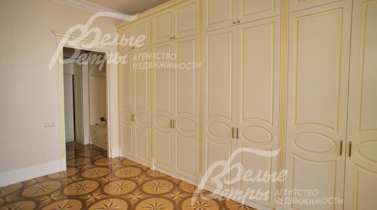 Двери сделаны по индивидуальному заказу из массива дерева ценных пород