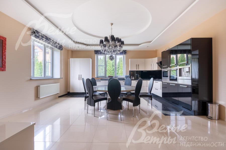 Есть вся необходимая техника: 2 холодильника Liуbhher, морозильная камера, электрическая плита NEFF, вытяжка KUPERSBERG, посудомоечная машина BOSH, СВЧ-печь, кофемашина NEFF