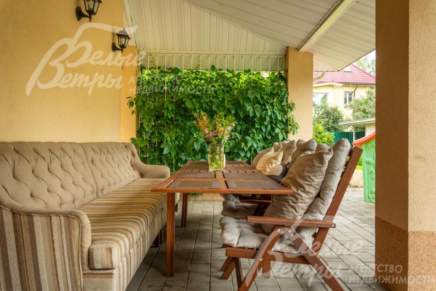 Уютная освещённая крытая терраса