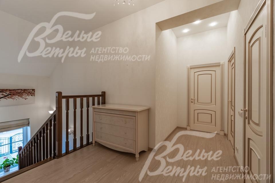 На полу ламинат KRONOTEX