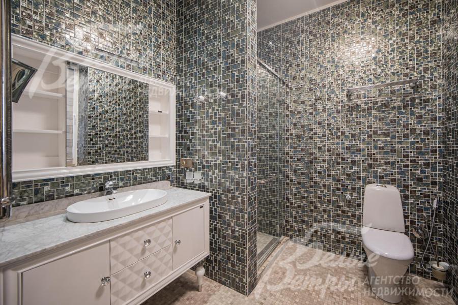 Санузел при спальне на первом этаже