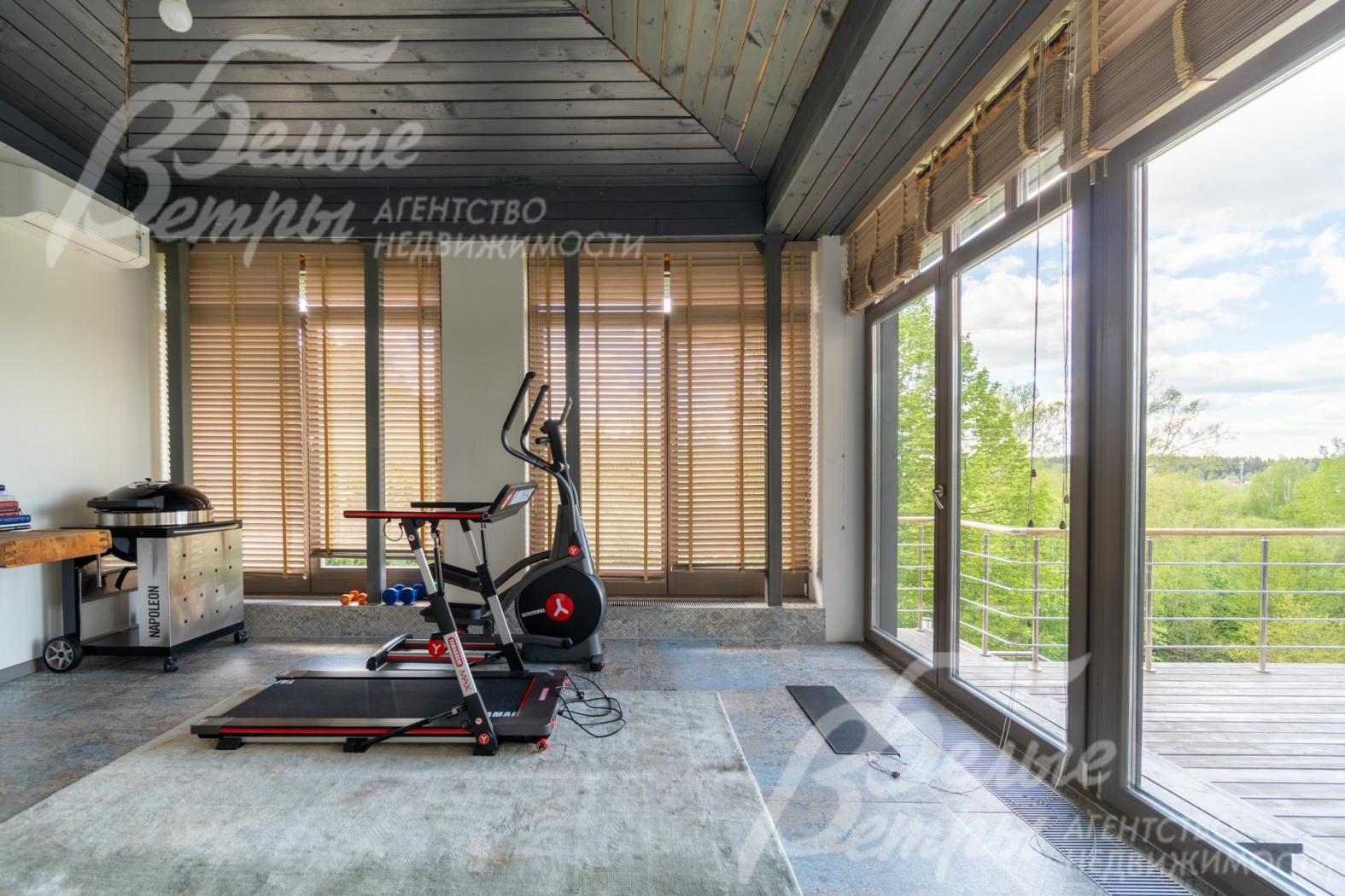 Зона зимней террасы: на полу - керамогранит с тёплым полом, одна из стен - с панорамным остеклением