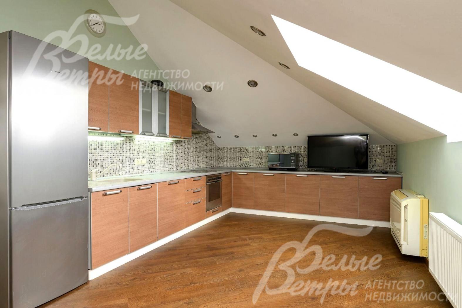 Кухня в квартире для персонала.