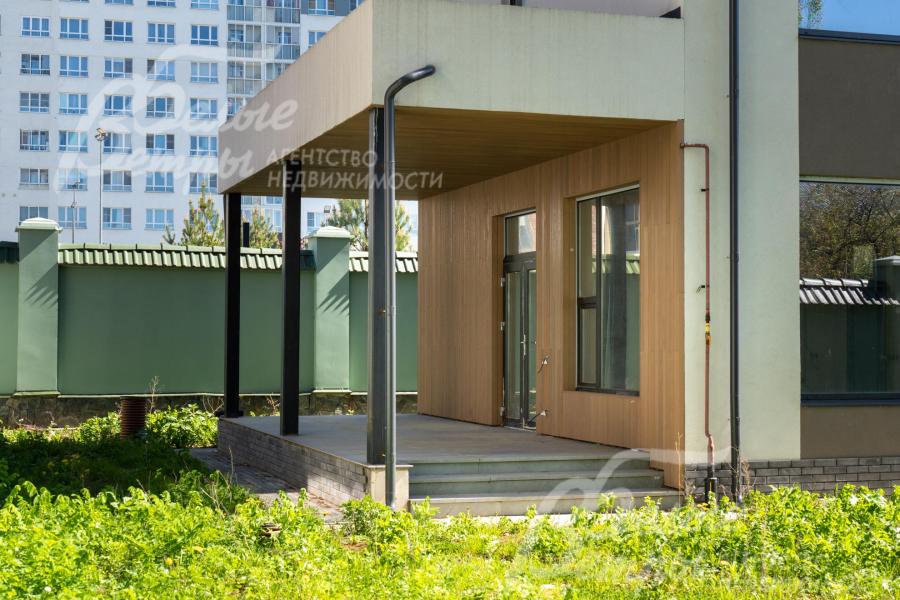 Крытая терраса 20.5 кв.м с видом на участок.