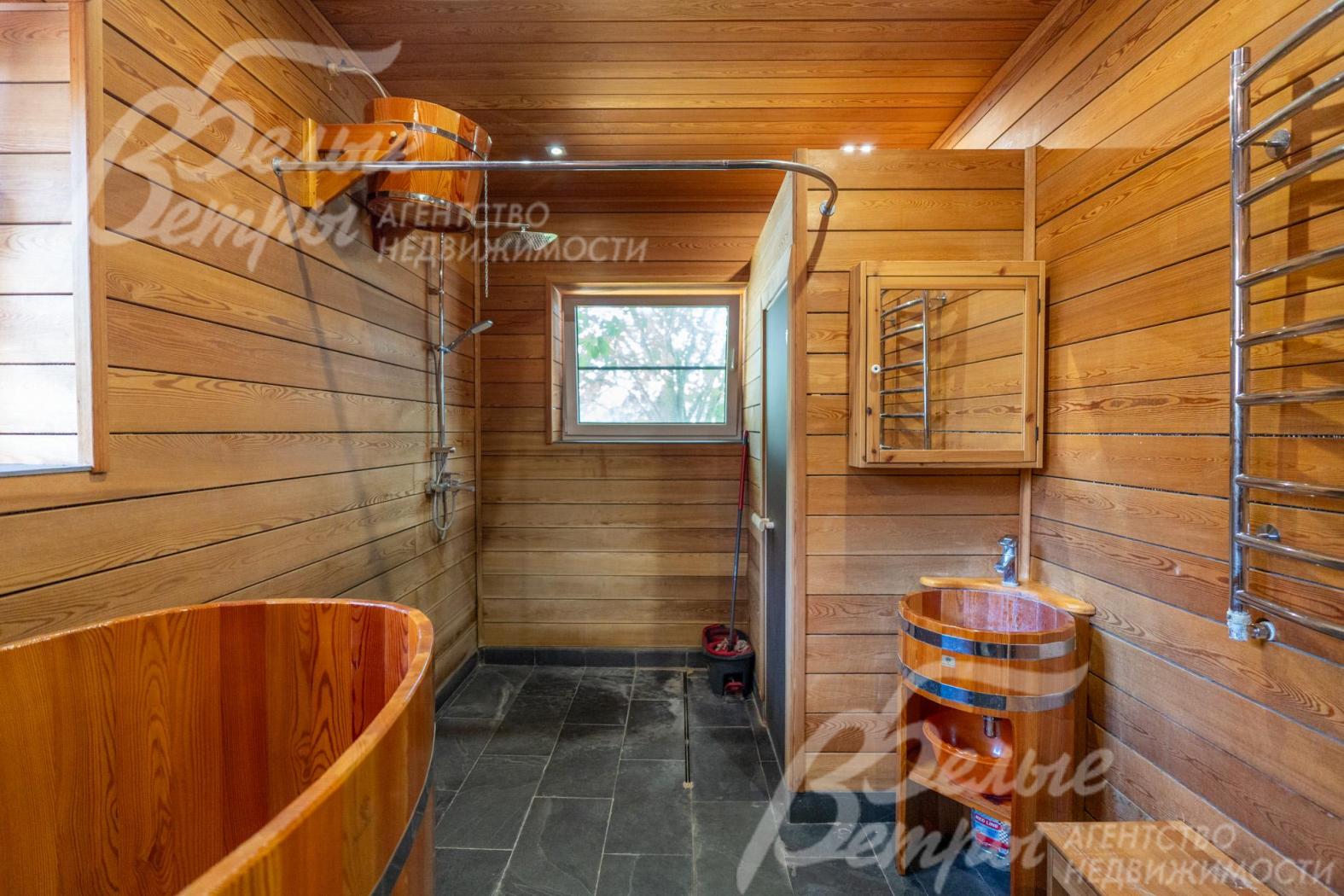 Предбанник с купелью, большим обливным ведром, душем и туалетом