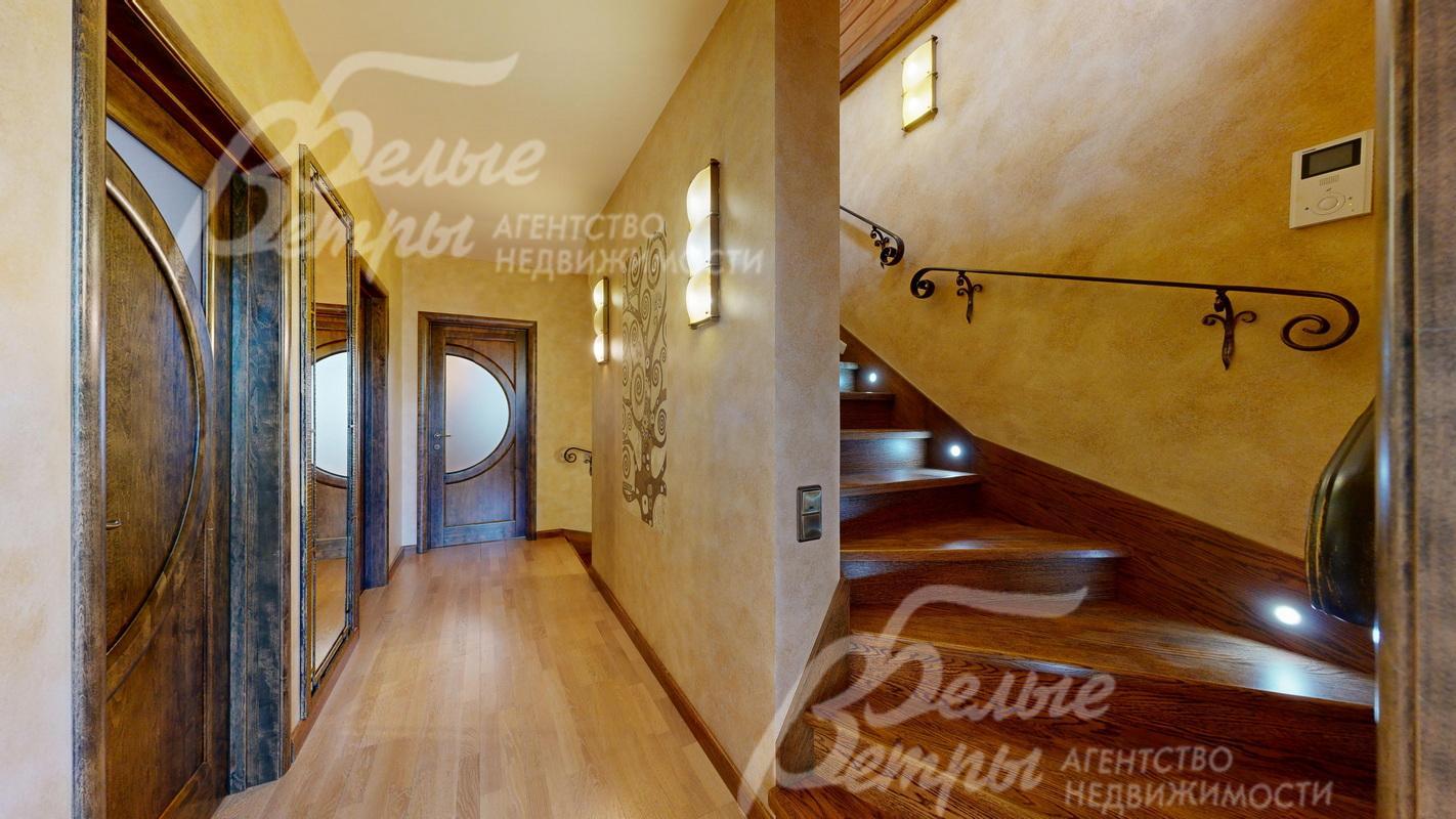 Лестничный холл 2го этажа