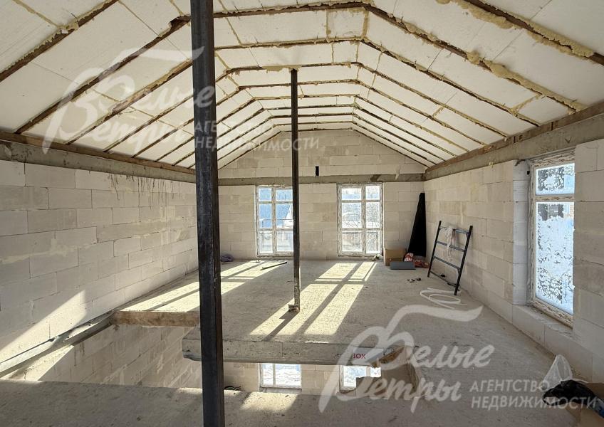 Из одной из спален на втором этаже запланирован выход на балкон