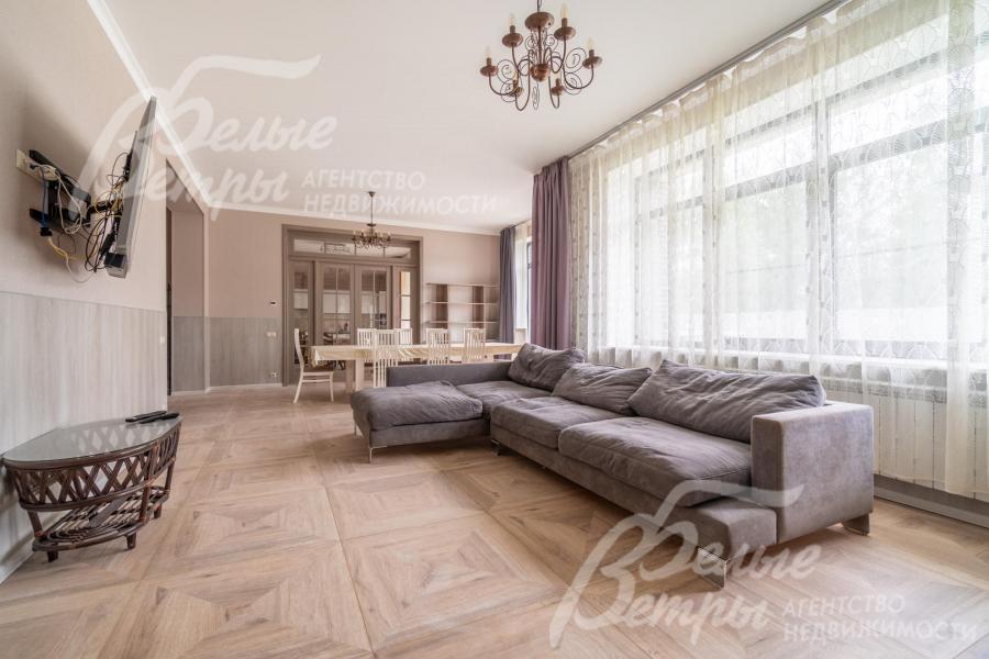 В доме выполнена отделка под ключ и сделан евроремонт в светлой цветовой гамме