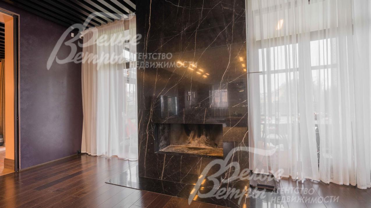 Камин из мрамора в гостиной