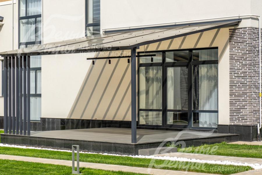 Выход на террасу 30 кв.м из кухни-столовой