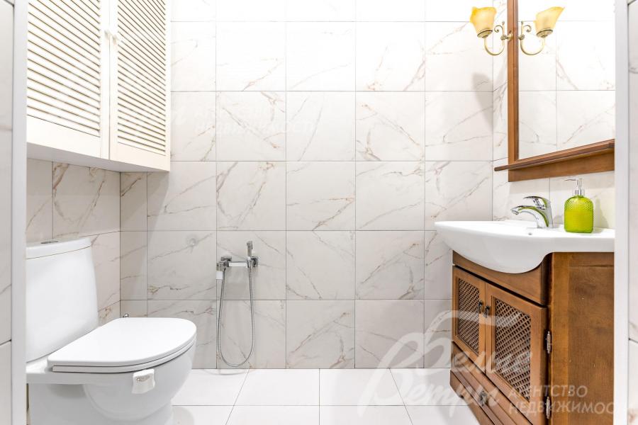 Санузел на первом этаже (все санузлы оборудованы сантехникой)