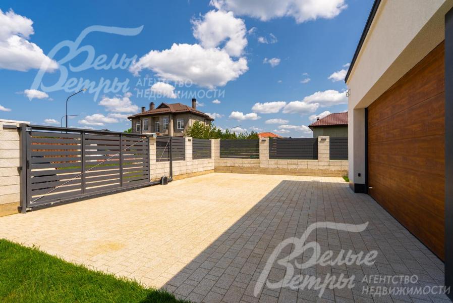 Откатные ворота при въезде на участок. Гараж на 2 м/м