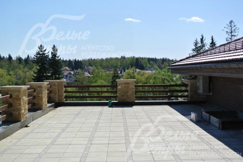 Открытая терраса 156 кв.м с панорамными видами на окрестности.