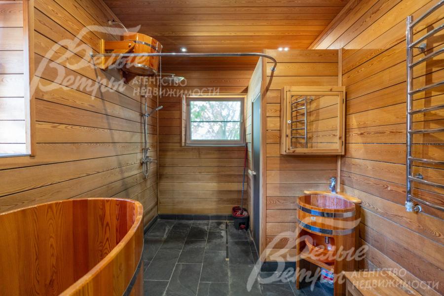 Предбанник с купелью, большим обливным ведром, душем и туалетом