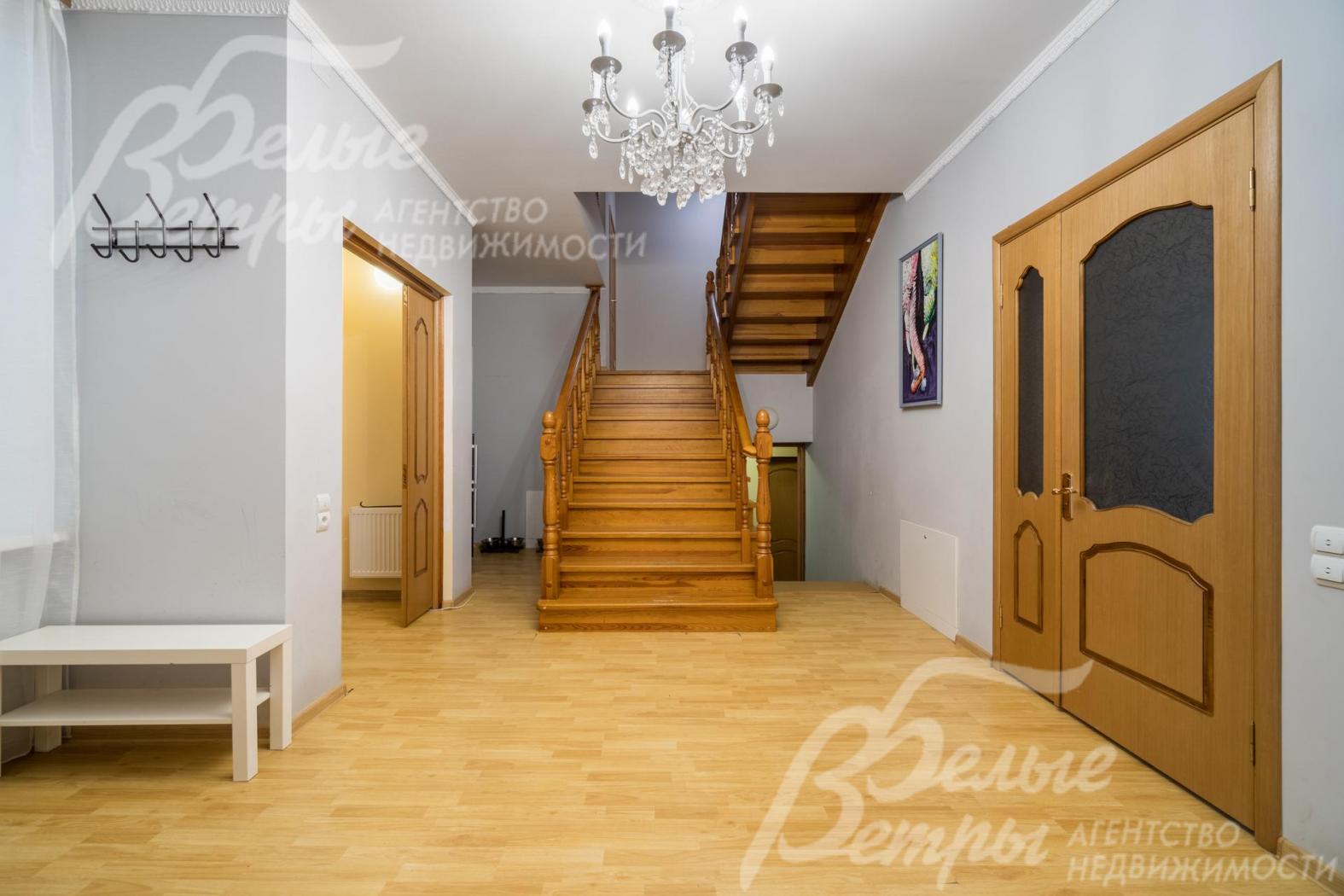 Холл-прихожая с лестницей из дуба