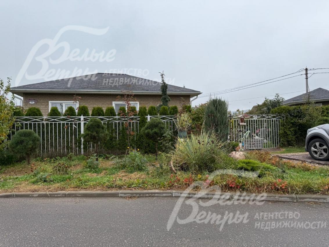 Участок расположен в сформированном коттеджном посёлке с центральными коммуникациями на территории Новой Москвы