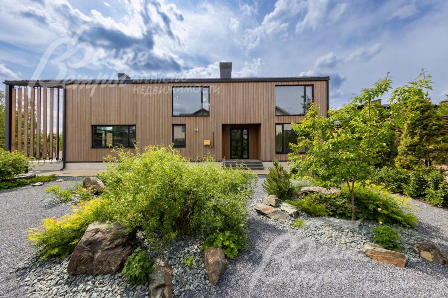 Дом выстроен по канадской технологии в скандинавском стиле.