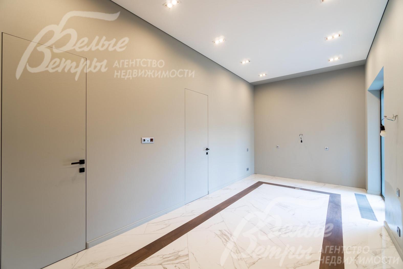 Установлены деревянные эмалированные двери и двери скрытого монтажа высотой 2.3 метра