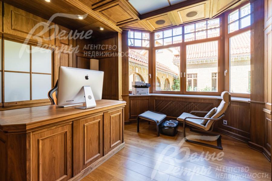 Кабинет 15 кв.м отделан деревянными панелями из натурального ореха