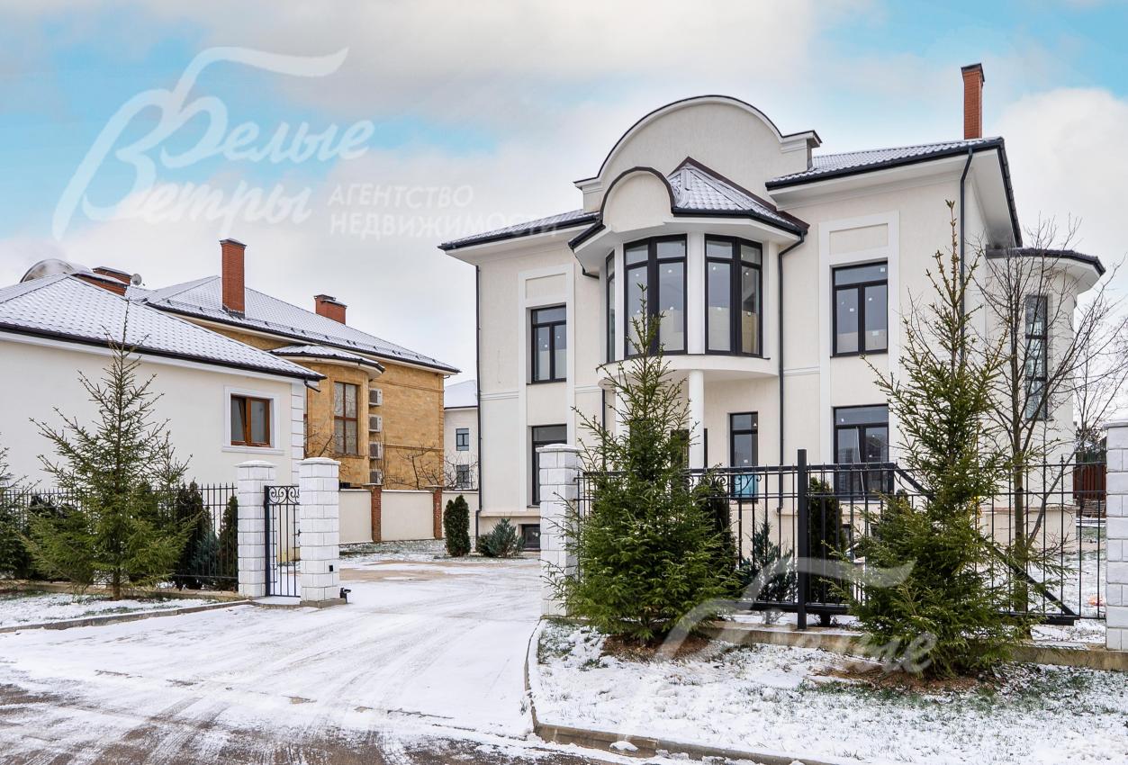 Забор вокруг участка гармонично сочетается с архитектурой дома