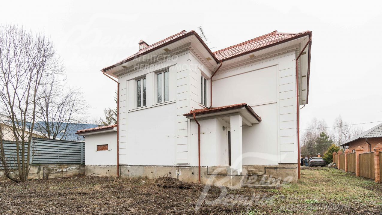 Дом отделан штукатуркой