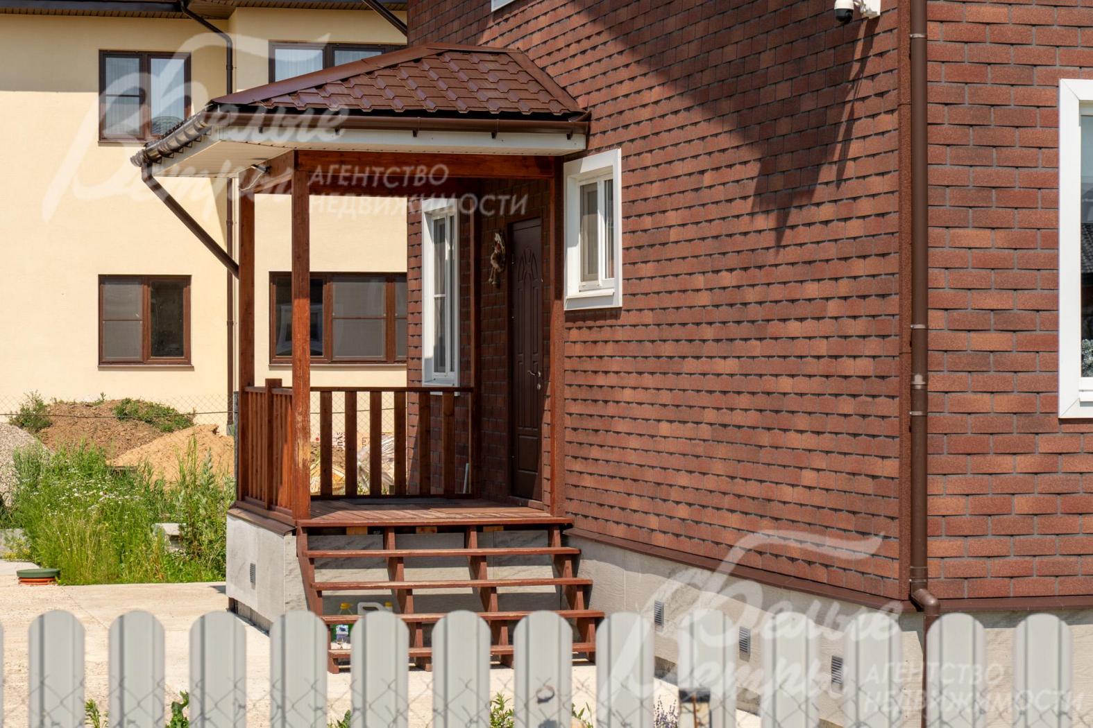 Главный вход в дом - через крытое крыльцо