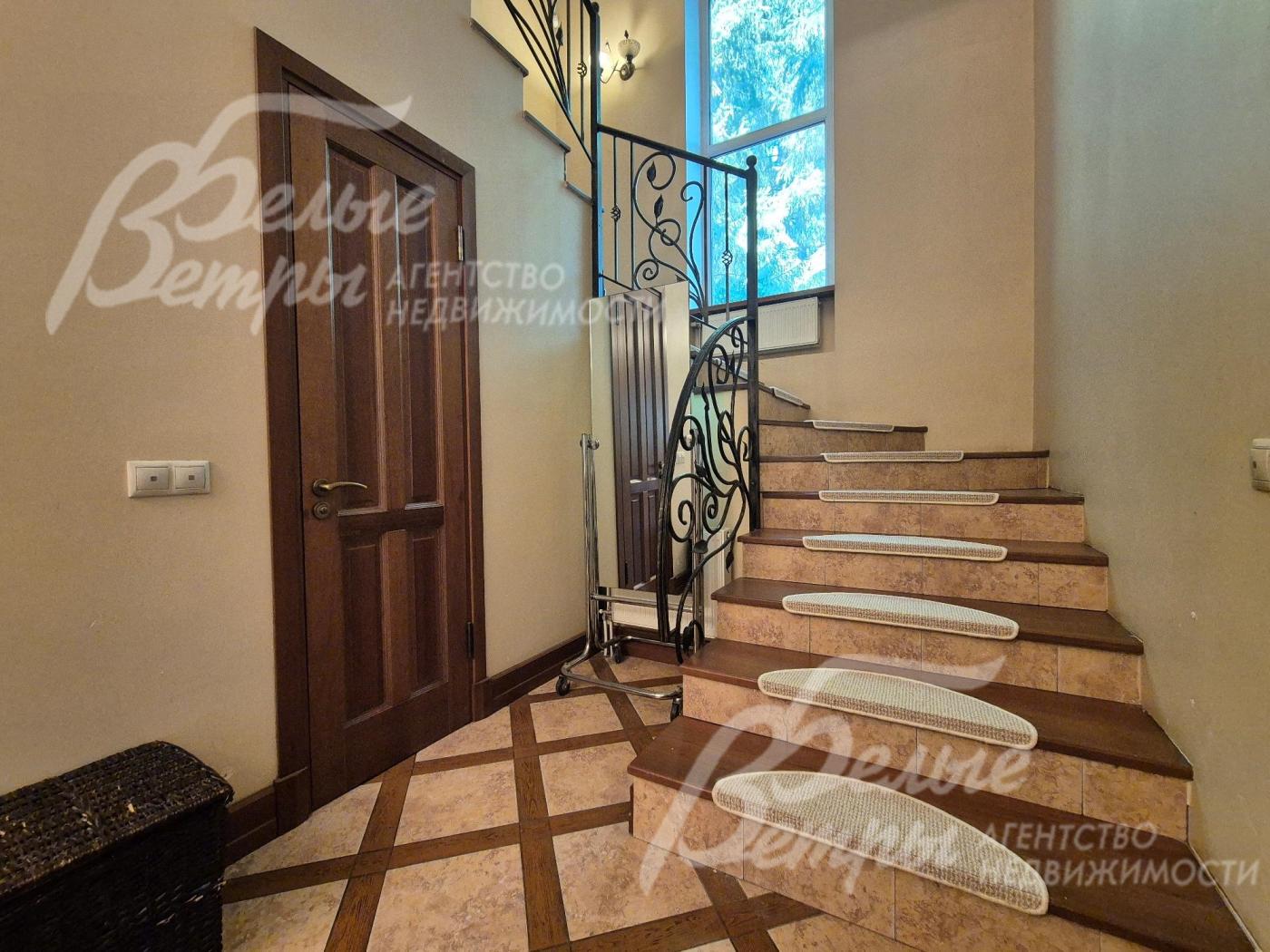 Удобный лестничный марш со ступенями из массива