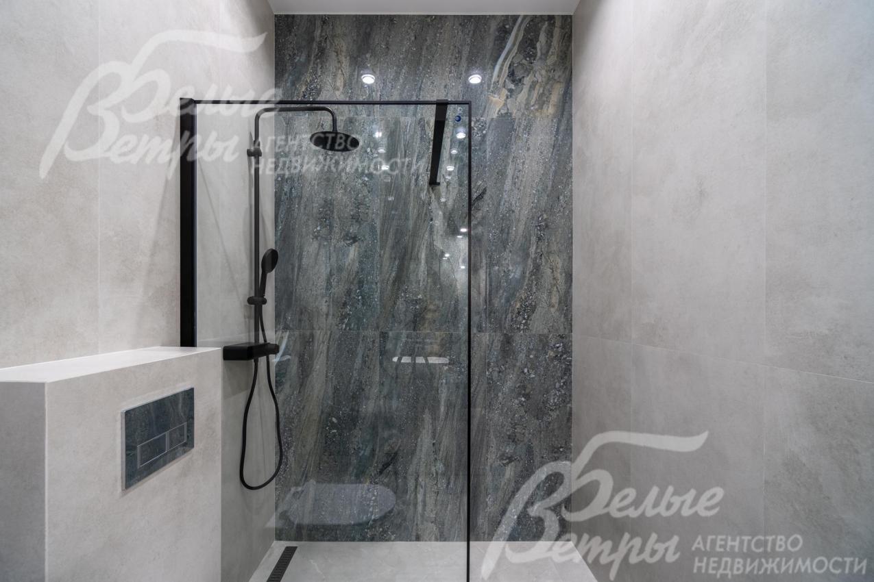 Во всех санузлах установлена дорогостоящая сантехника, душевые или ванная