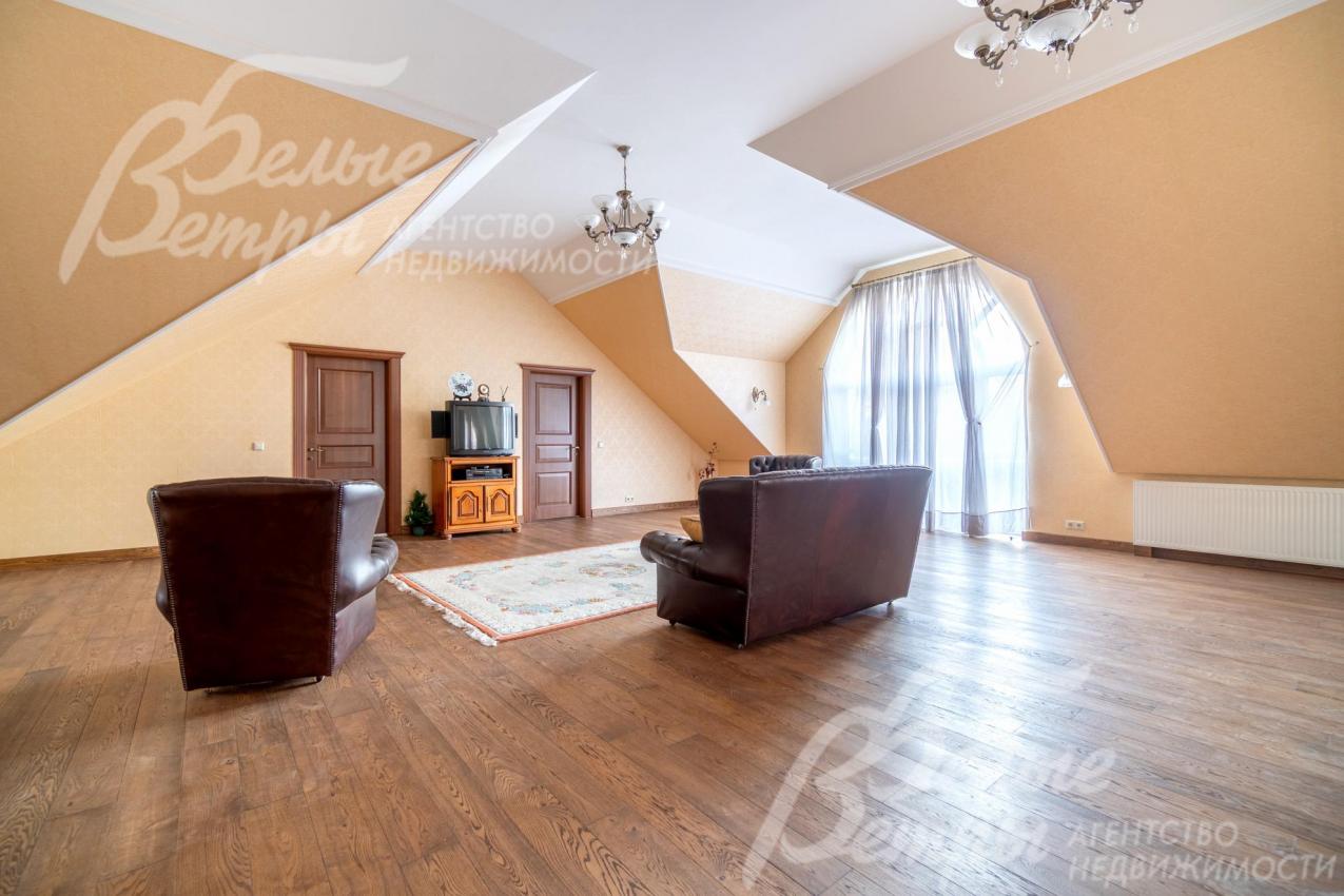 В помещениях 2-го этажа сложные многоскатные потолки