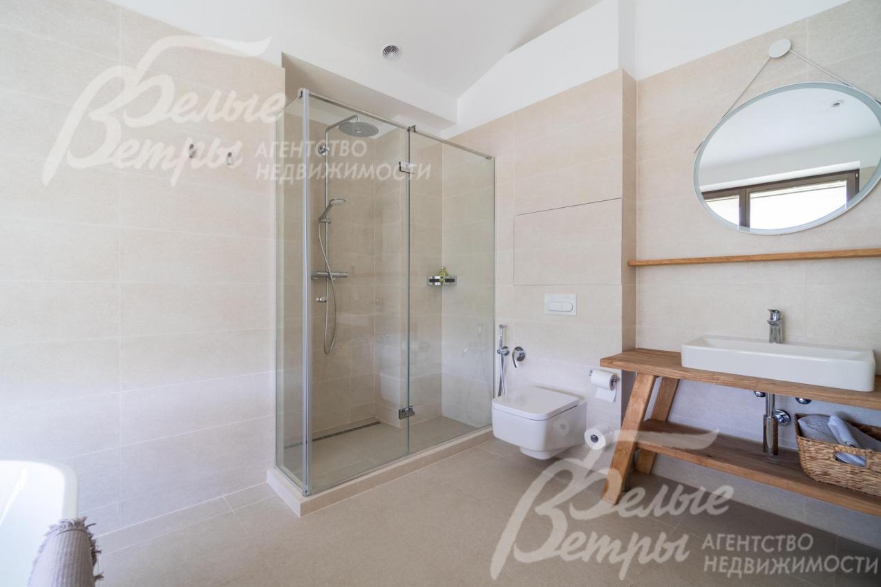 Санузел второй мастер-спальни с душевой и ванной