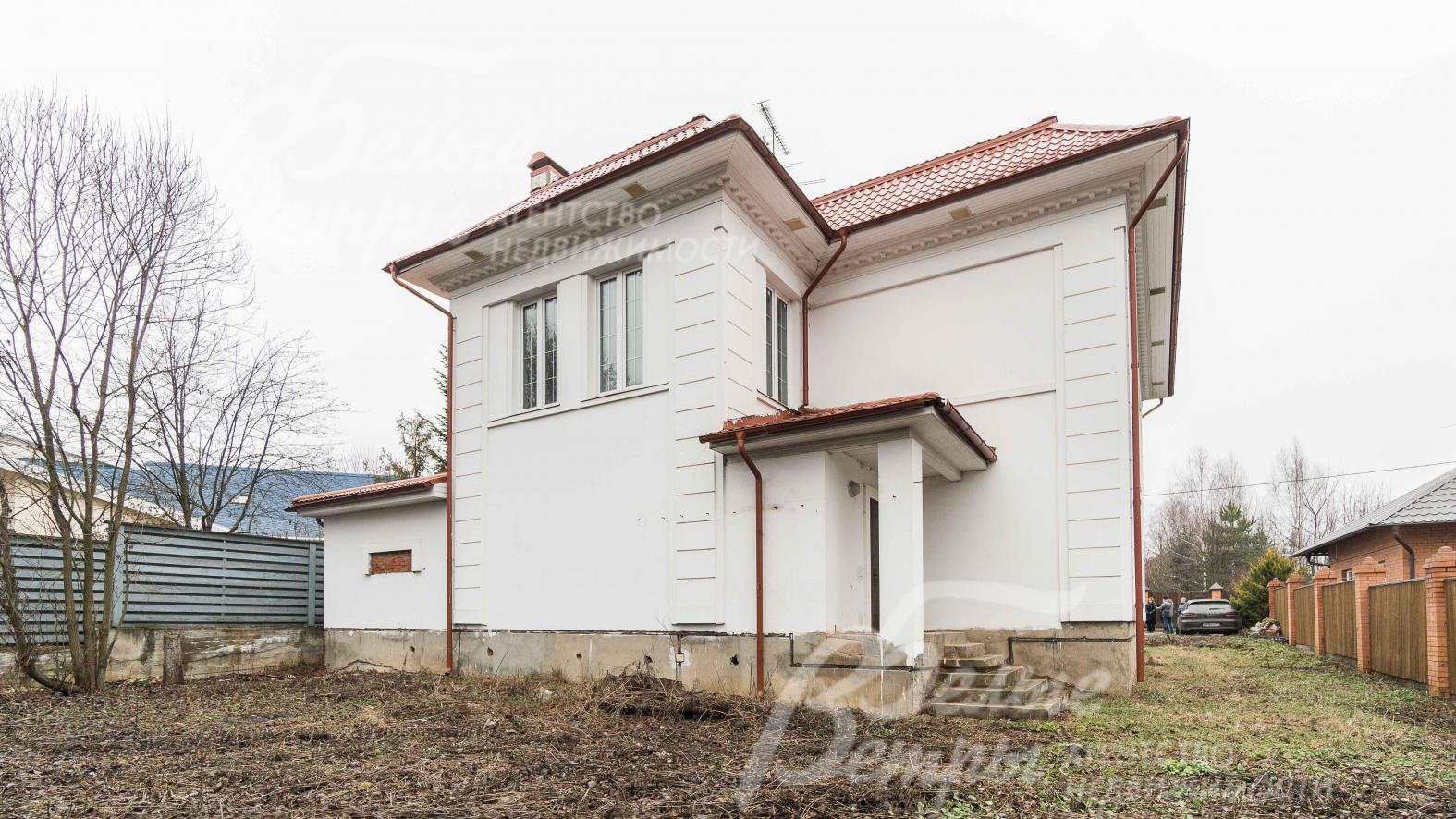 Дом отделан штукатуркой