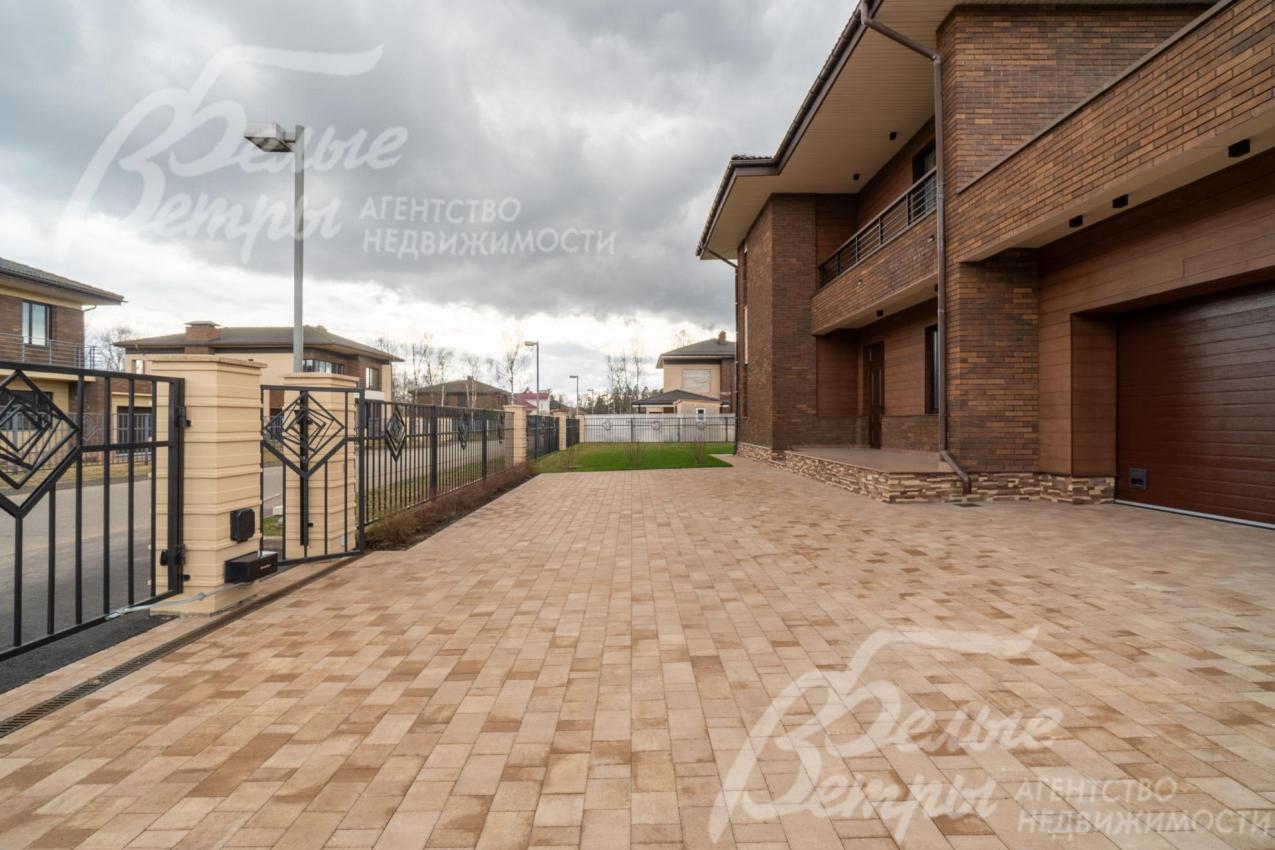 Парковочная площадка на 4 авто перед домом