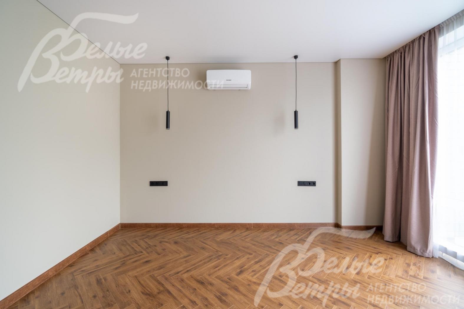 Установлены подвесные потолки, стены покрашены, окна обрамляют шторы