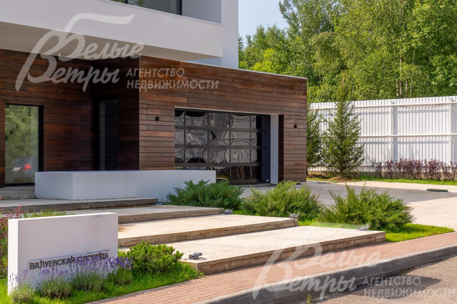 Главный вход в дом - через просторное крыльцо с широкими ступенями