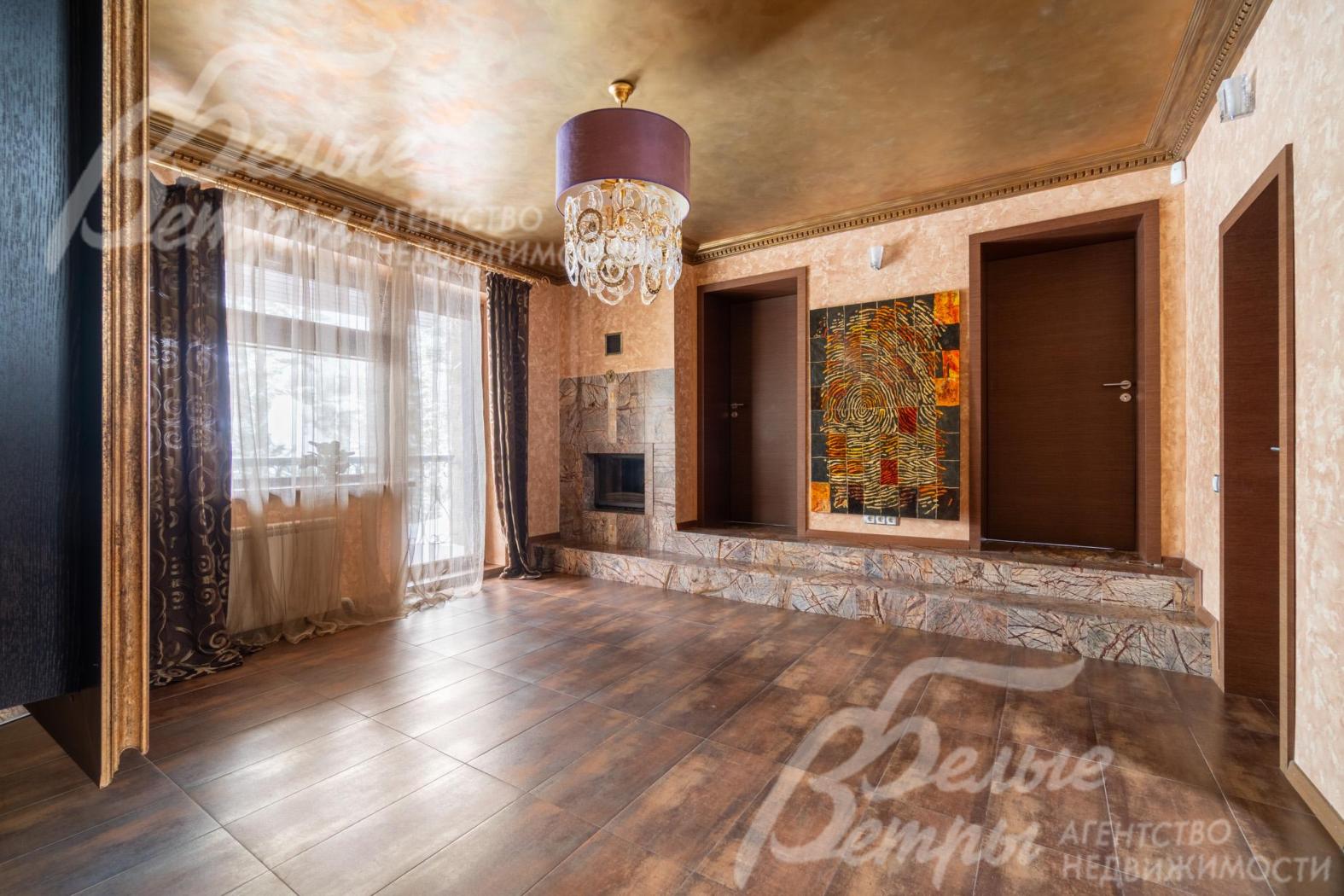 В просторном холле на первом этаже можно обустроить уютную зону отдыха