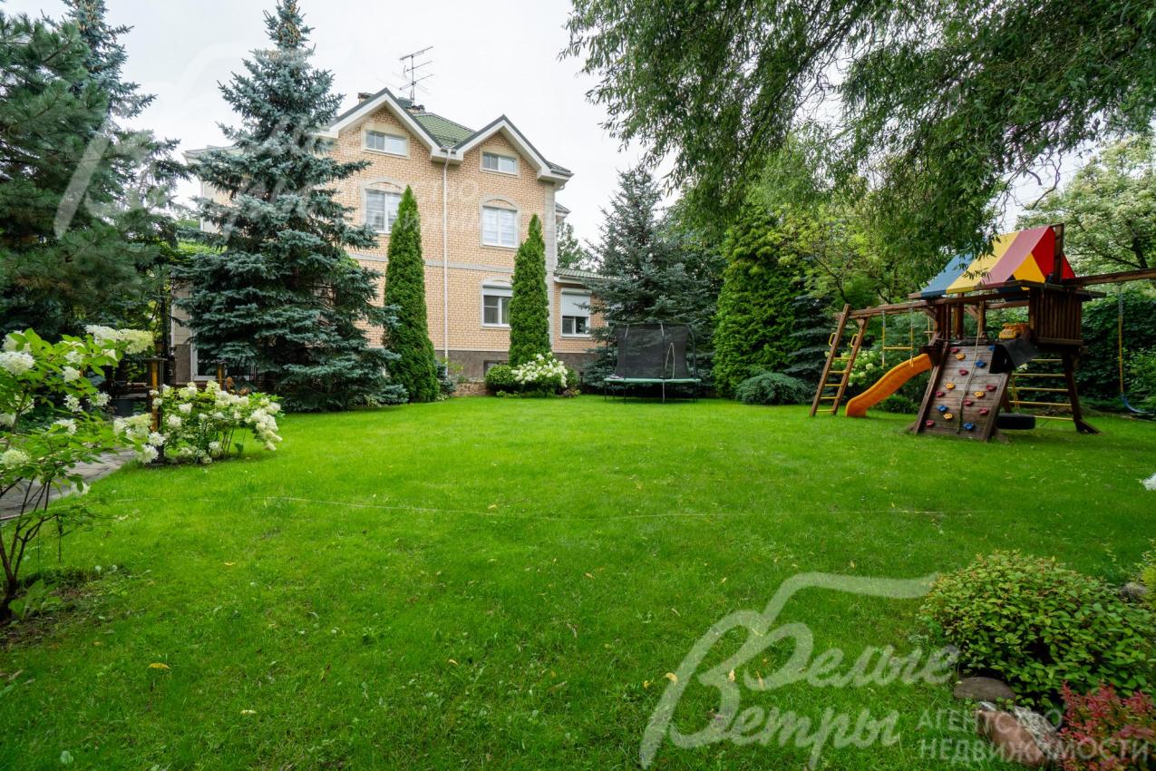 Дом стоит на просторном участке, утопающем в зелени