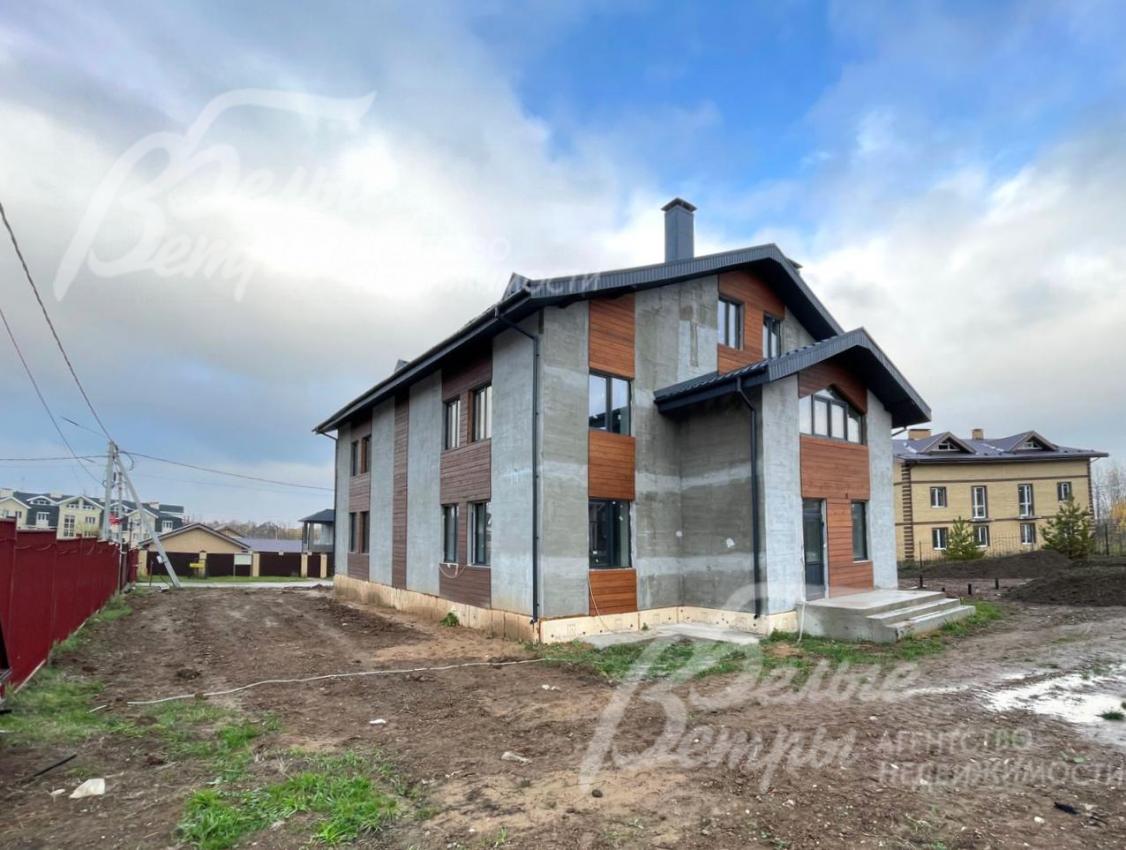 Дом стоит на общем широком участке, выровненном и освобождённом от деревьев