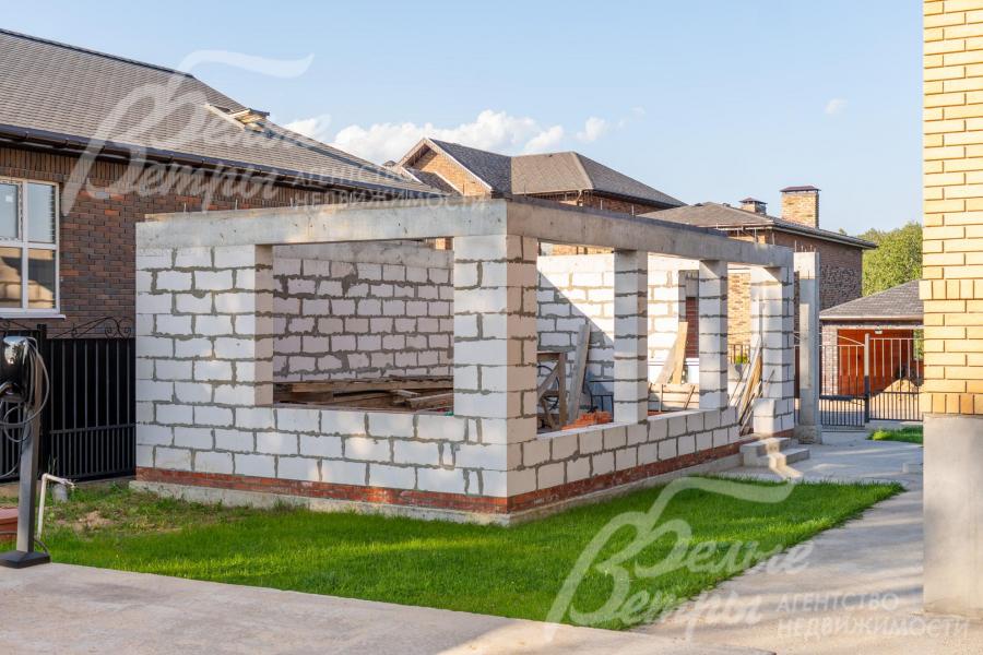 На участке возведён каркас беседки барбекю 4,4×8,4 м из газоблоков 