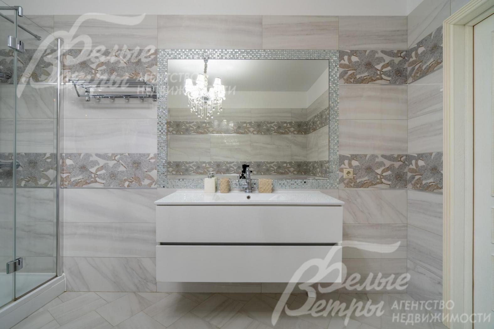 Санузел мастер-спальни отделан плиткой в благородных серых оттенках