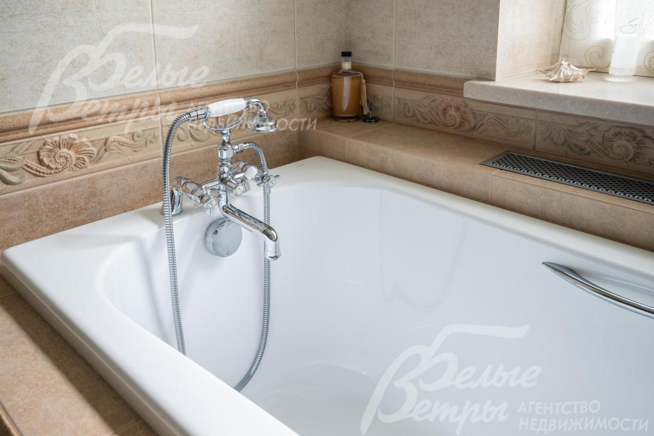 В санузлах — сантехника брендов Roca, Ideal Standard, SSWW, Blanco, Zorg и Ravak